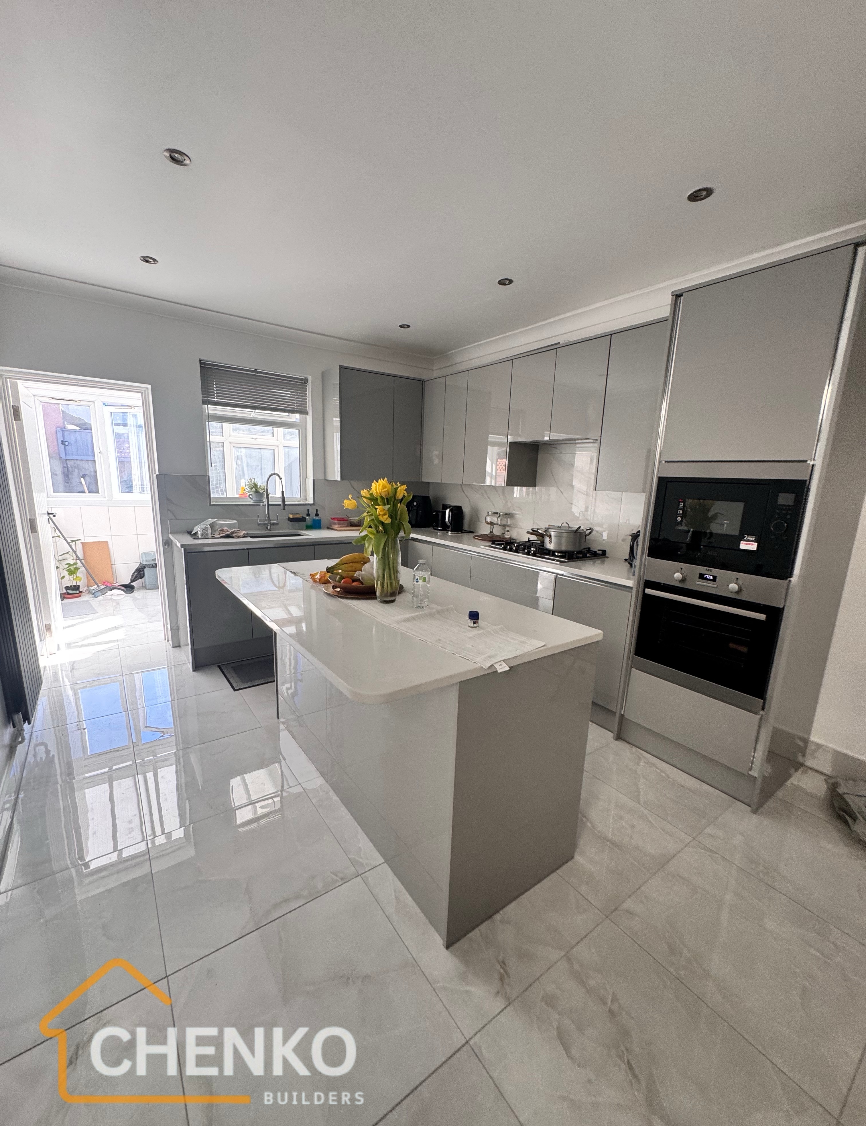 Modern fitted kitchen by CHENKO BUILDERS